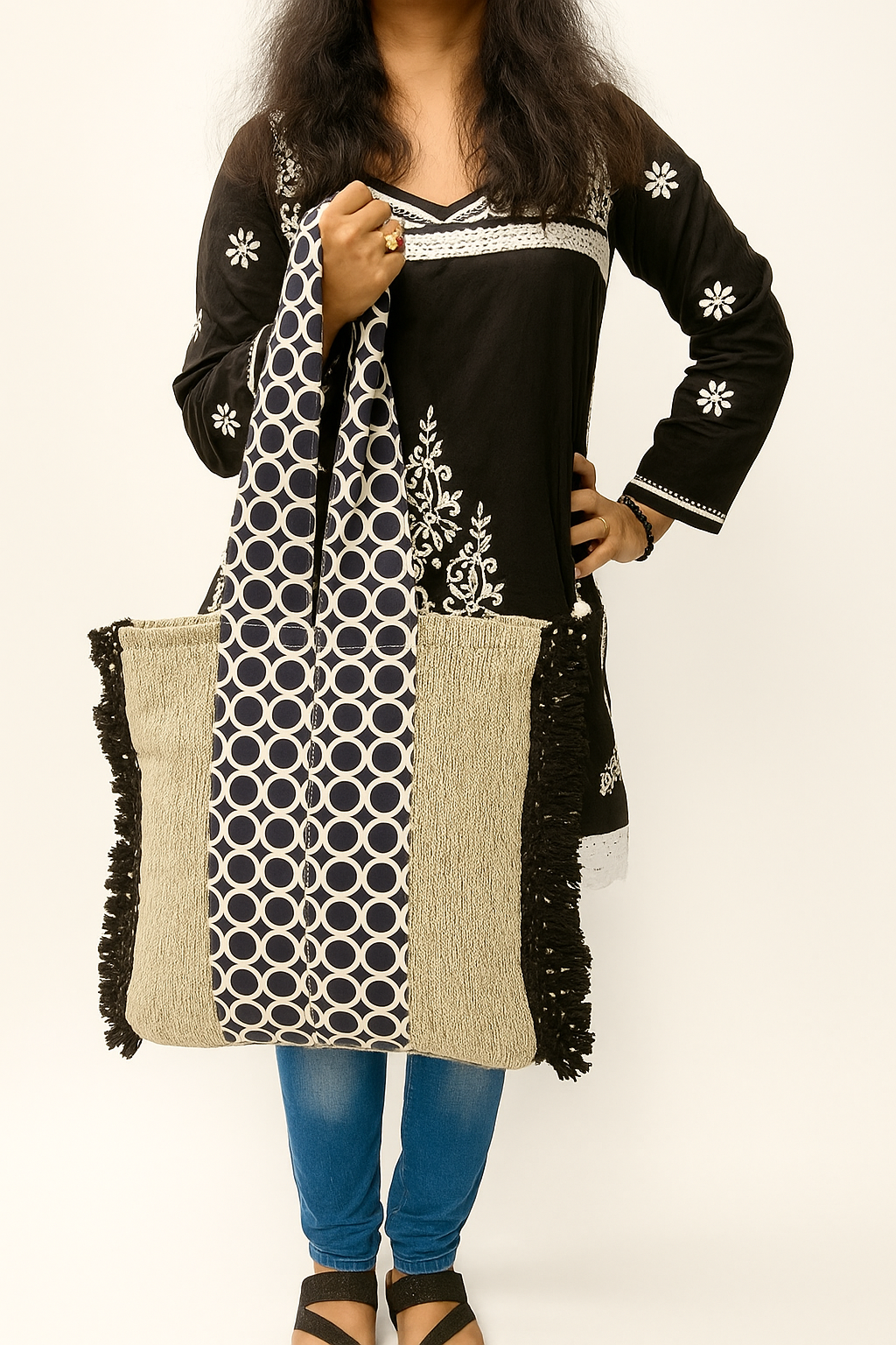 CIRCLE Fringe Handloom Tote