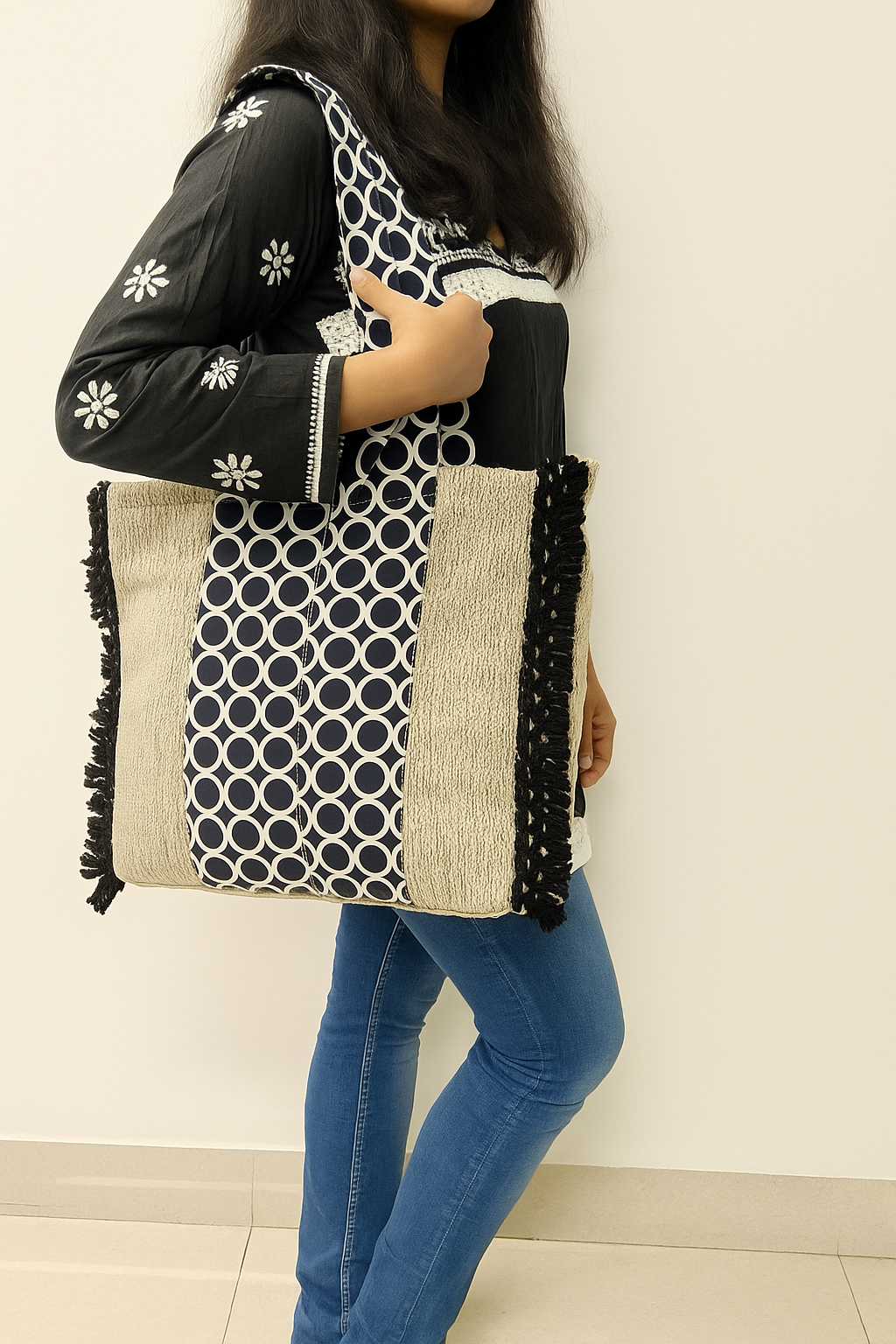 CIRCLE Fringe Handloom Tote